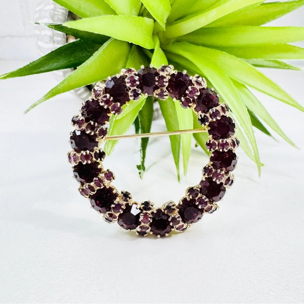 Vintage 50s Retro Weiss Attributed Purple Glass Prong Set Wreath Circle Brooch